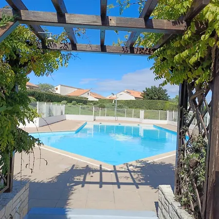 Hébergement de vacances Maison Cosy Avec Terrasse Et Accès Piscine, - 4 Pers - Fr-1-540-316 *